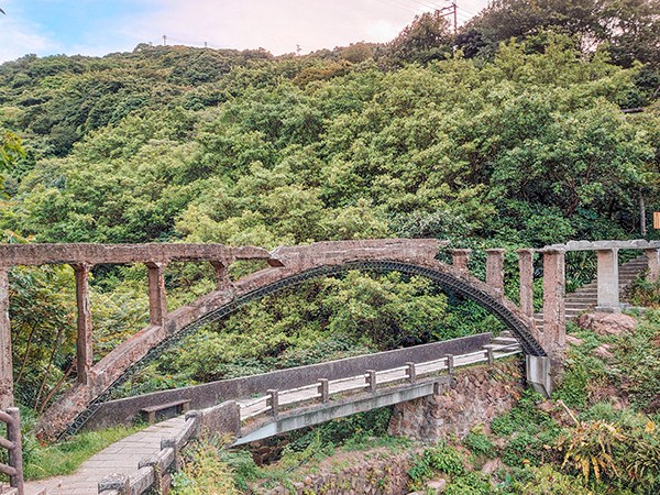 【黃金水圳橋】走捷徑輕鬆抵達三層橋古礦坑遺跡！金瓜石秘境這樣走