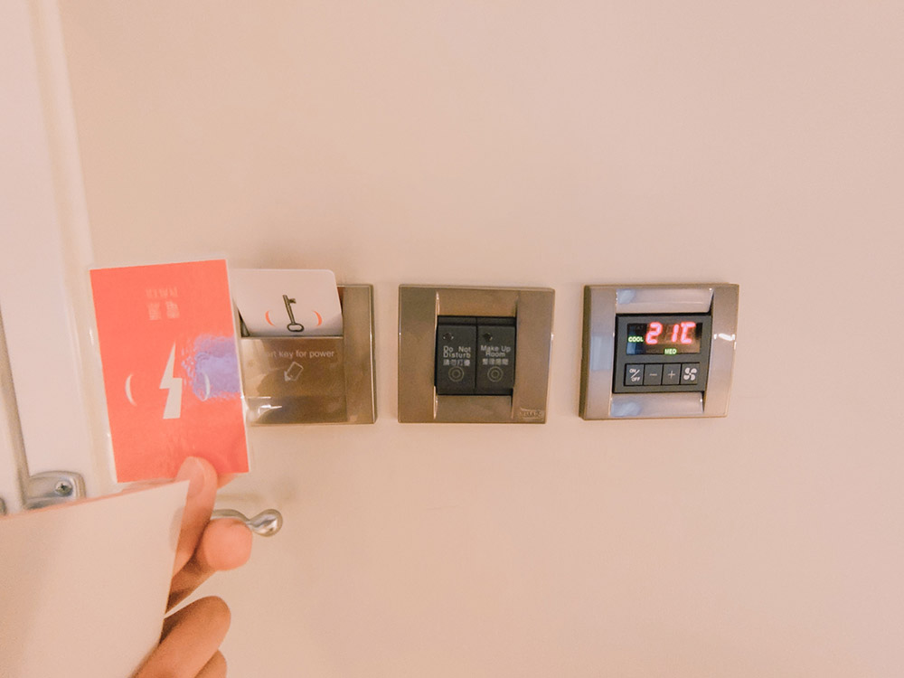 房卡感應房間內總電源。